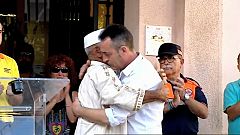 El impresionante abrazo del padre de un niño fallecido en las Ramblas a un imán