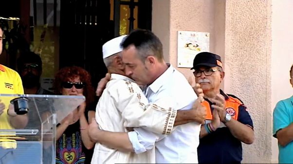 Father of three-year-old Barcelona attack victim hugs imam Father of three-year-old Barcelona attack victim hugs imam