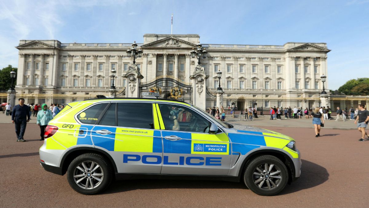 الشرطة البريطانية: اعتقال رجل خارج قصر بكنغهام ومعه سكين وإصابة ضابطين
