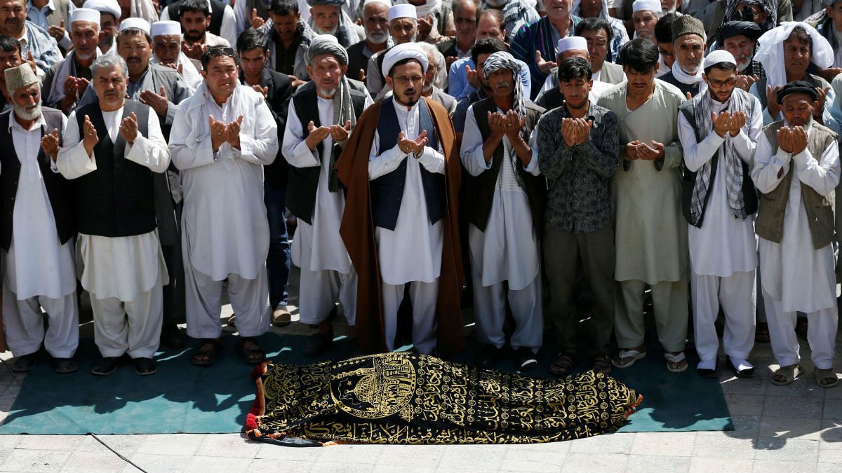 پیکر جانباختگان حمله به مسجد شیعیان در کابل به خاک سپرده شد