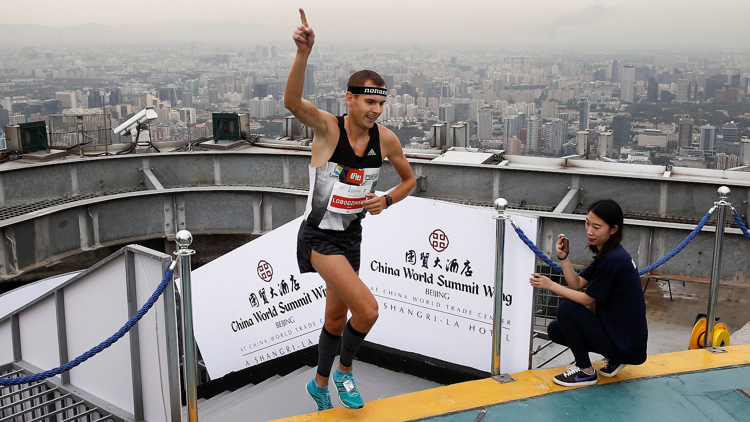900 coureurs grimpent le plus haut gratte-ciel de Pékin