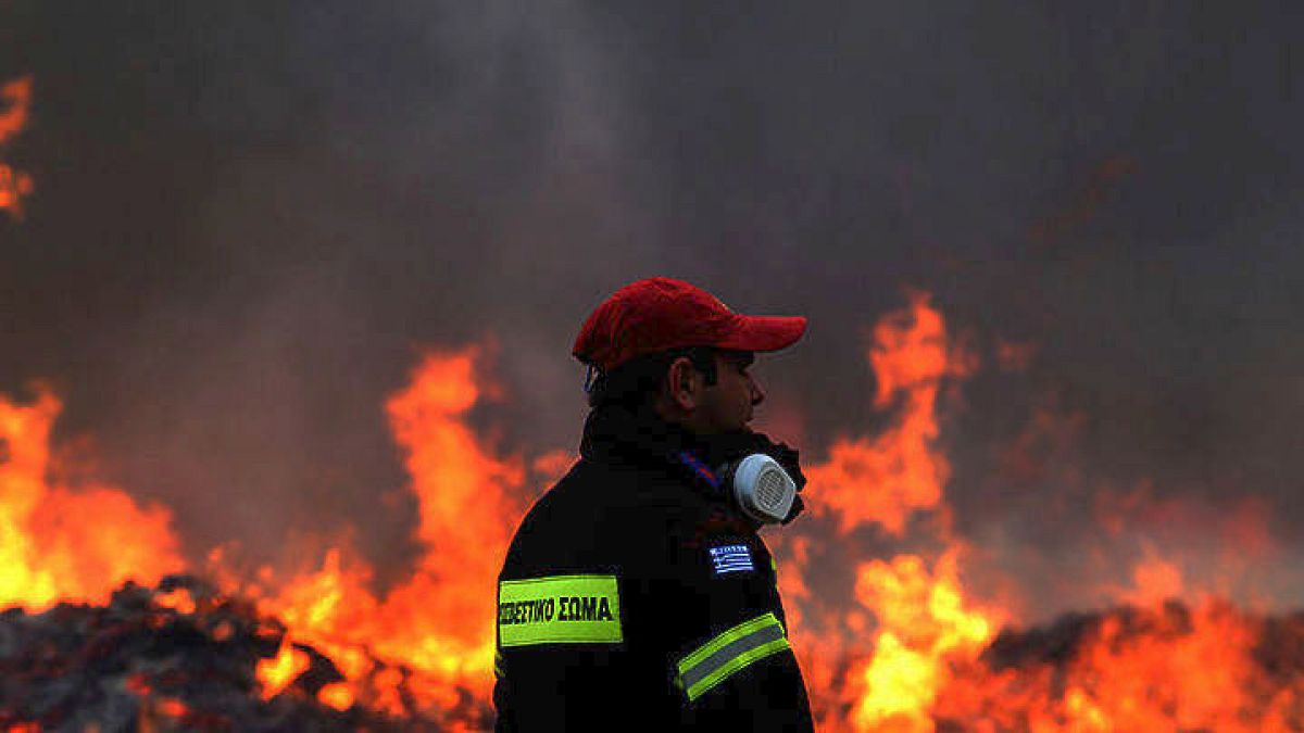 Zάκυνθος: Μάχη με τις φλόγες στις Μαριές