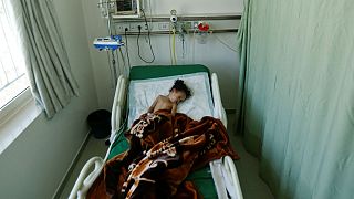 کودک خردسال یمنی همه خانواده‌اش را در بمباران از دست داد