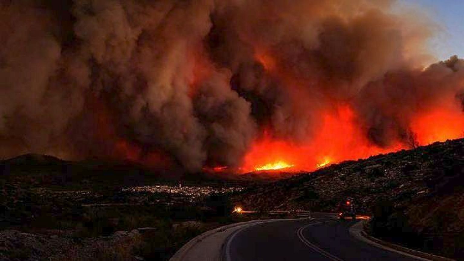 Ζάκυνθος: Μάχη με τις φλόγες στις Μαριές