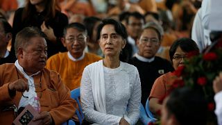 زعيمة ميانمار تتهم عمال الإغاثة بمساعدة "الإرهابين" المسلمين