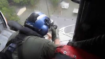 Uragano Harvey: la guardia costiera salva alcune vittime dell'inondazione in elicottero
