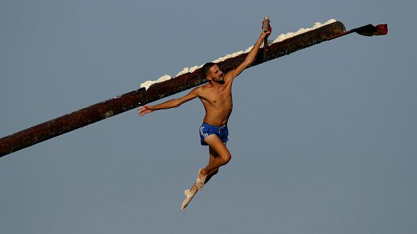 Σκαρφάλωμα σε «γρασαρισμένες» κολώνες Σκαρφάλωμα σε «γρασαρισμένες» κολώνες