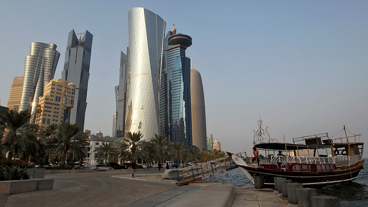 "نظرة مستقبلية سلبية" للاقتصاد القطري في ظلّ الأزمة