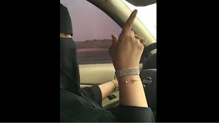 [شاهد] امرأة سعودية تتحدى مجددا حظر قيادة السيارة