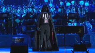 Darth Vader dirige concerto em Astana