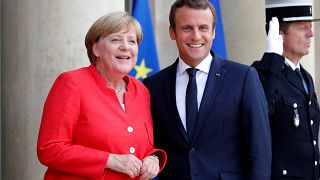 Liderler Paris'te kaçak göçe çözüm için toplandı