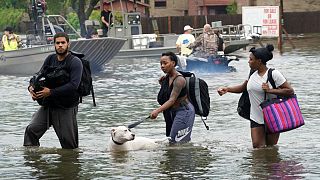 Harvey continua a inundar o Texas a caminho da Luisiana