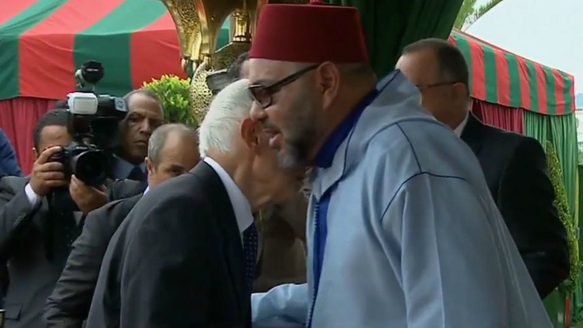 هل تتجه المغرب إلى إلغاء طقس تقبيل يدّ الملك؟