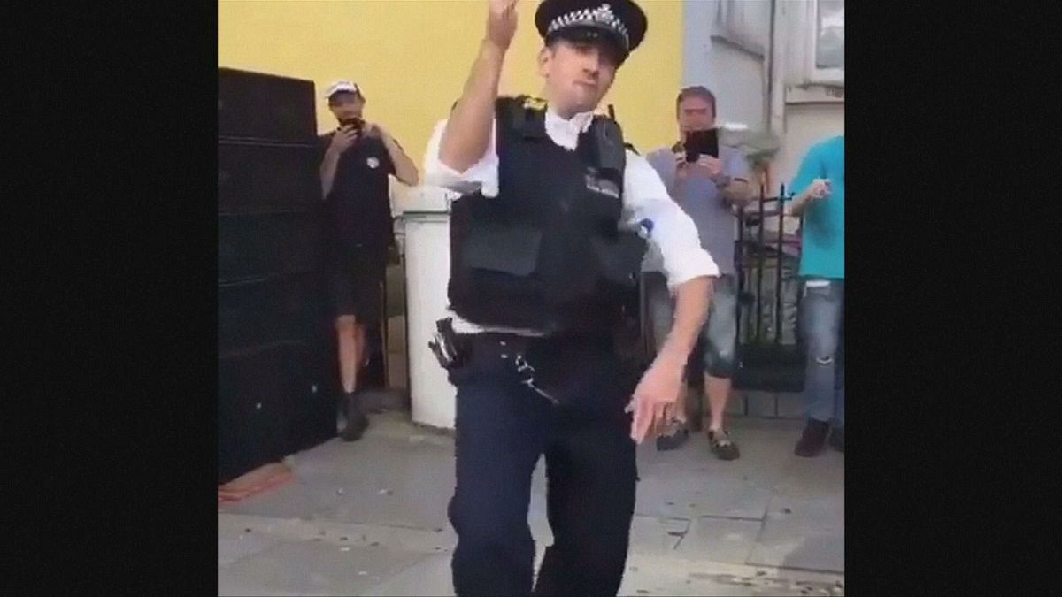 Táncoló rendőr Londonban