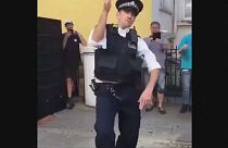 Karnavalda görevli İngiliz polis dans etti