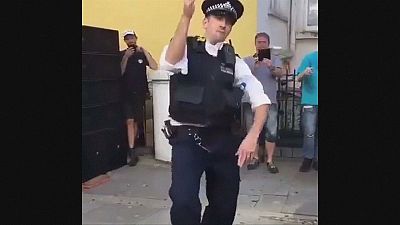 Dancing police officer wows crowd with his moves at Notting Hill Carnival