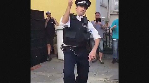 Dancing police officer wows crowd with his moves at Notting Hill Carnival