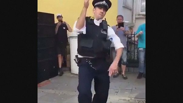 O talento de dançarino do polícia britânico Daniel Graham O talento de dançarino do polícia britânico Daniel Graham