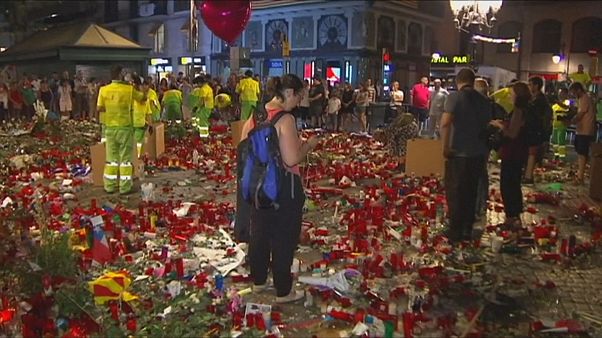 Le mémorial de Barcelone nettoyé après les hommages Le mémorial de Barcelone nettoyé après les hommages