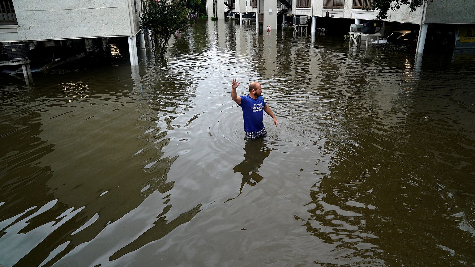 A szobában is derékig ért a víz Houstonban