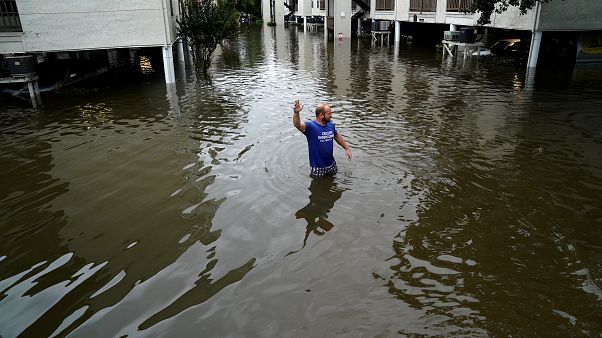 Hüfttief unter Wasser: Einwohner der Stadt Houston müssen ihre Häuser verlassen Hüfttief unter Wasser: Einwohner der Stadt Houston müssen ihre Häuser verlassen