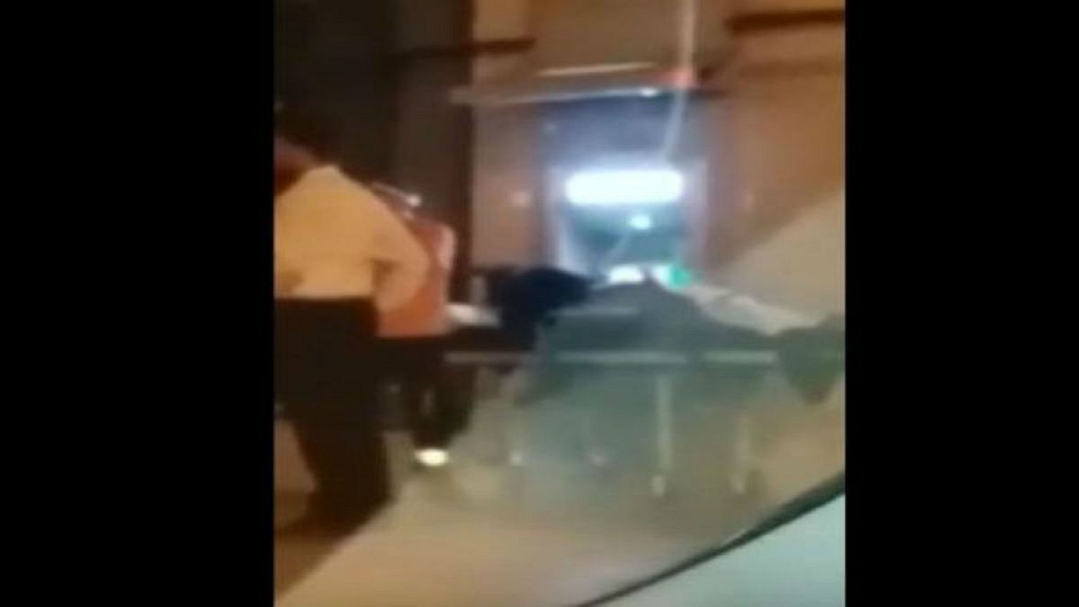 مريض فوق نقالة إسعاف يسحب المال من بنك في طنجة
