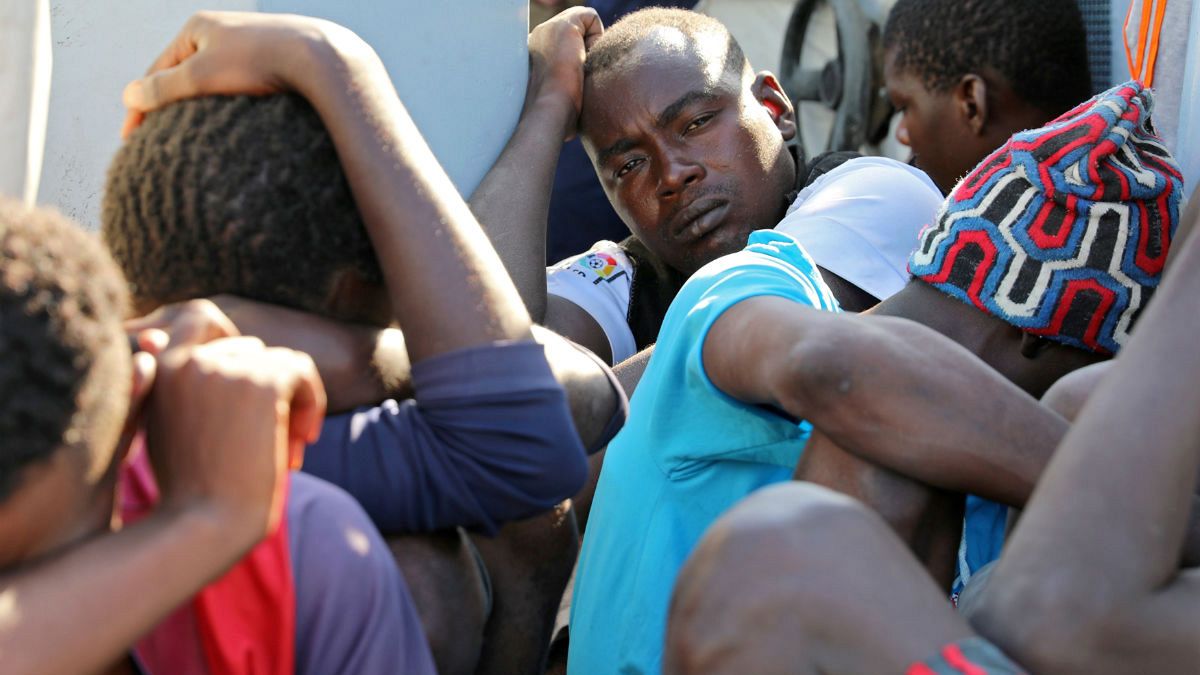 Los guardacostas libios interceptan a 500 migrantes