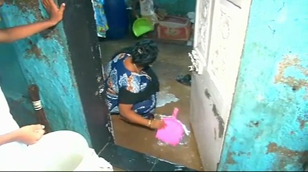 India: Mumbai sotto la pioggia incessante, 5 vittime India: Mumbai sotto la pioggia incessante, 5 vittime
