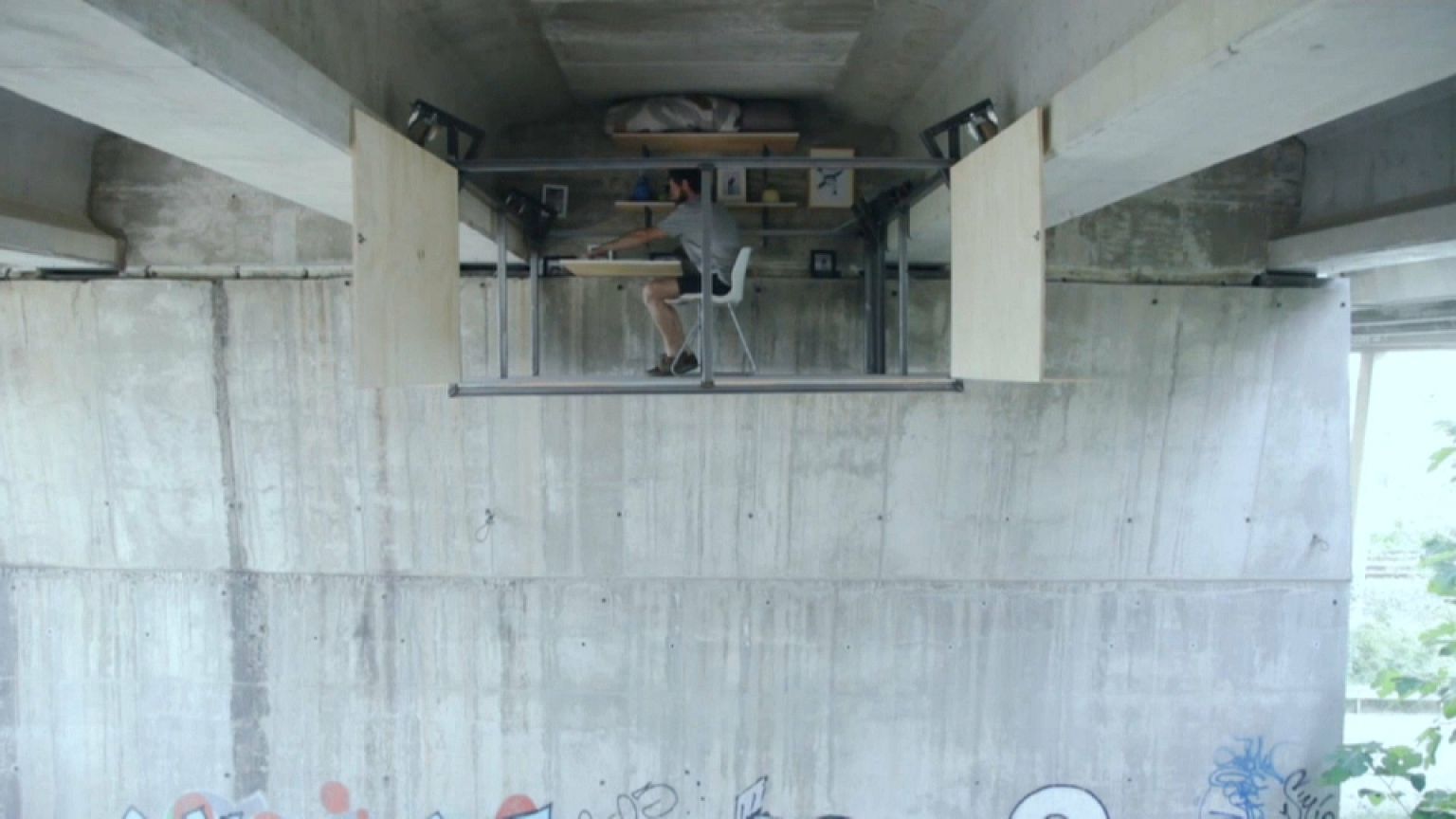 Insólito refugio debajo del puente