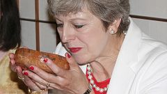 Theresa May beim Teetrinken mit Shinzo Abe