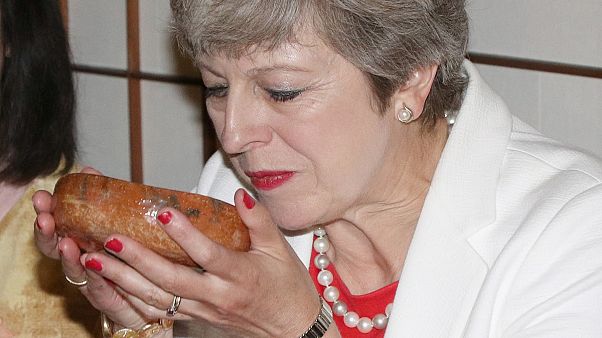 Theresa May beim Teetrinken mit Shinzo Abe Theresa May beim Teetrinken mit Shinzo Abe