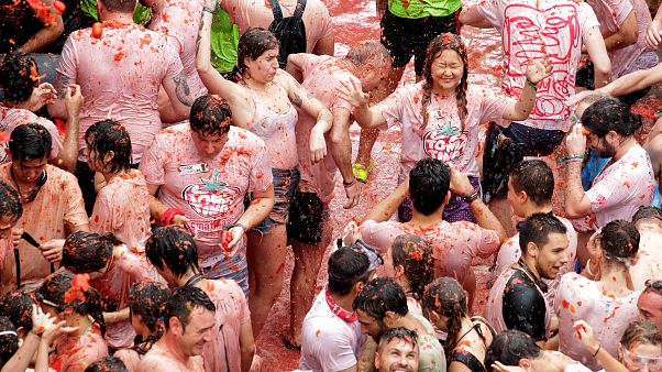 Die Valencianer greifen zu den Tomaten: Tomatina-Festival in Buñol Die Valencianer greifen zu den Tomaten: Tomatina-Festival in Buñol