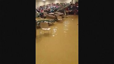 Águas invadem abrigo em Houston