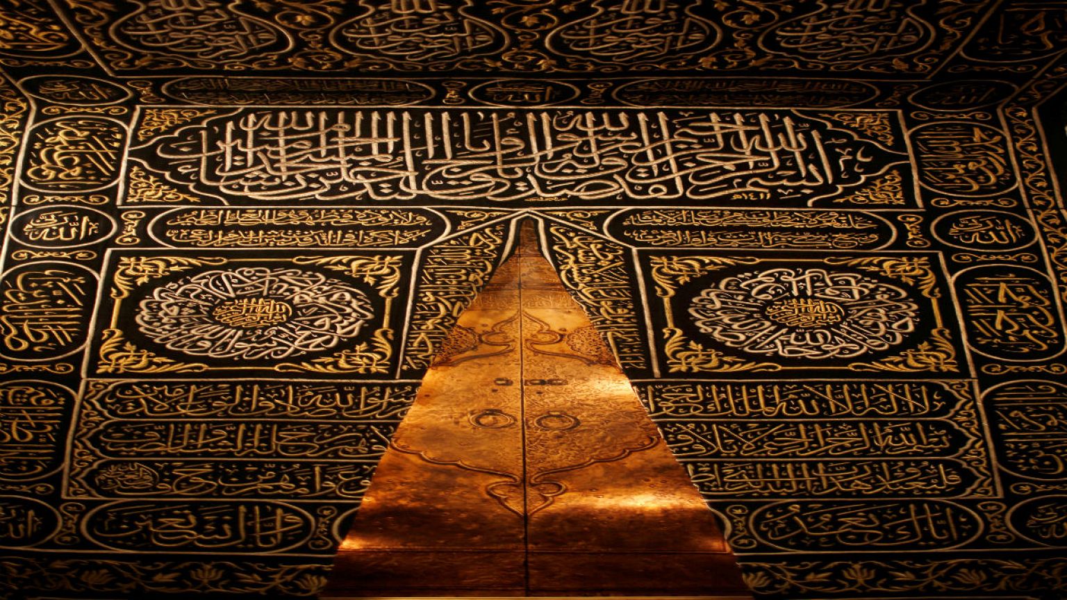 الكعبة تكتسي حلتها الجديدة