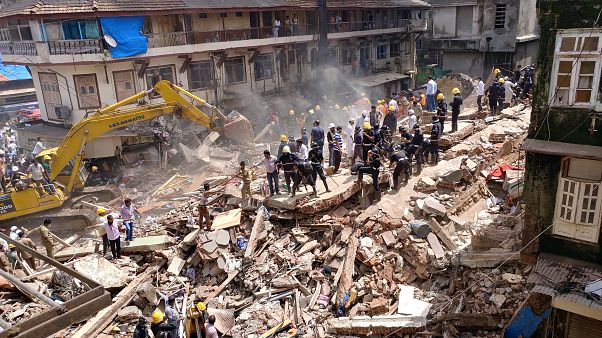 Mumbai: Crolla un palazzo, 20 persone intrappolate Mumbai: Crolla un palazzo, 20 persone intrappolate