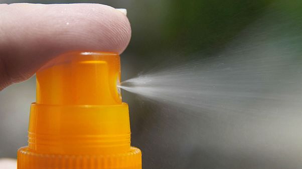Με αντιηλιακό στα μάτια για την έκλειψη ηλίου Με αντιηλιακό στα μάτια για την έκλειψη ηλίου