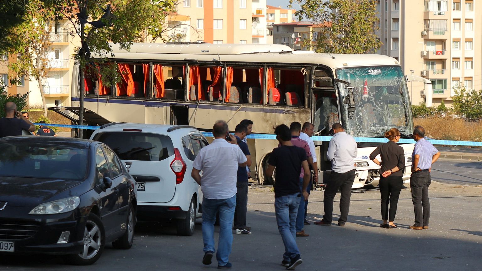 İzmir'de cezaevi aracına bombalı saldırı