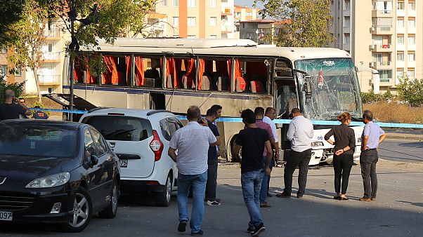 Turchia: eplosione di un bus a Smirne Turchia: eplosione di un bus a Smirne