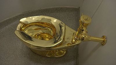 New York: al Guggenheim Museum il water d'oro di Maurizio Cattelan