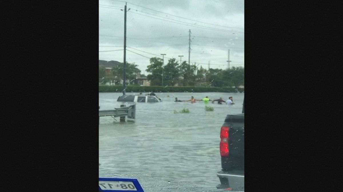 Emberlánc mentett ki egy férfit az árvízből Houstonban