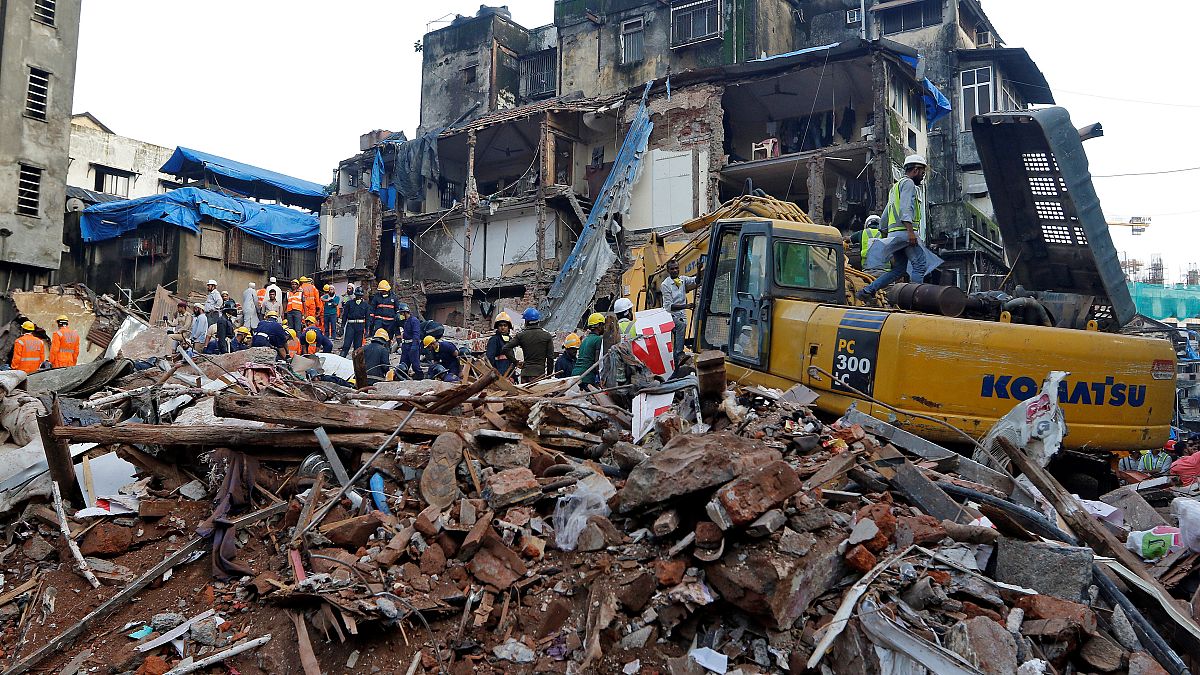 Ινδία: Δεκάδες νεκροί από την κατάρρευση πολυώροφου κτιρίου