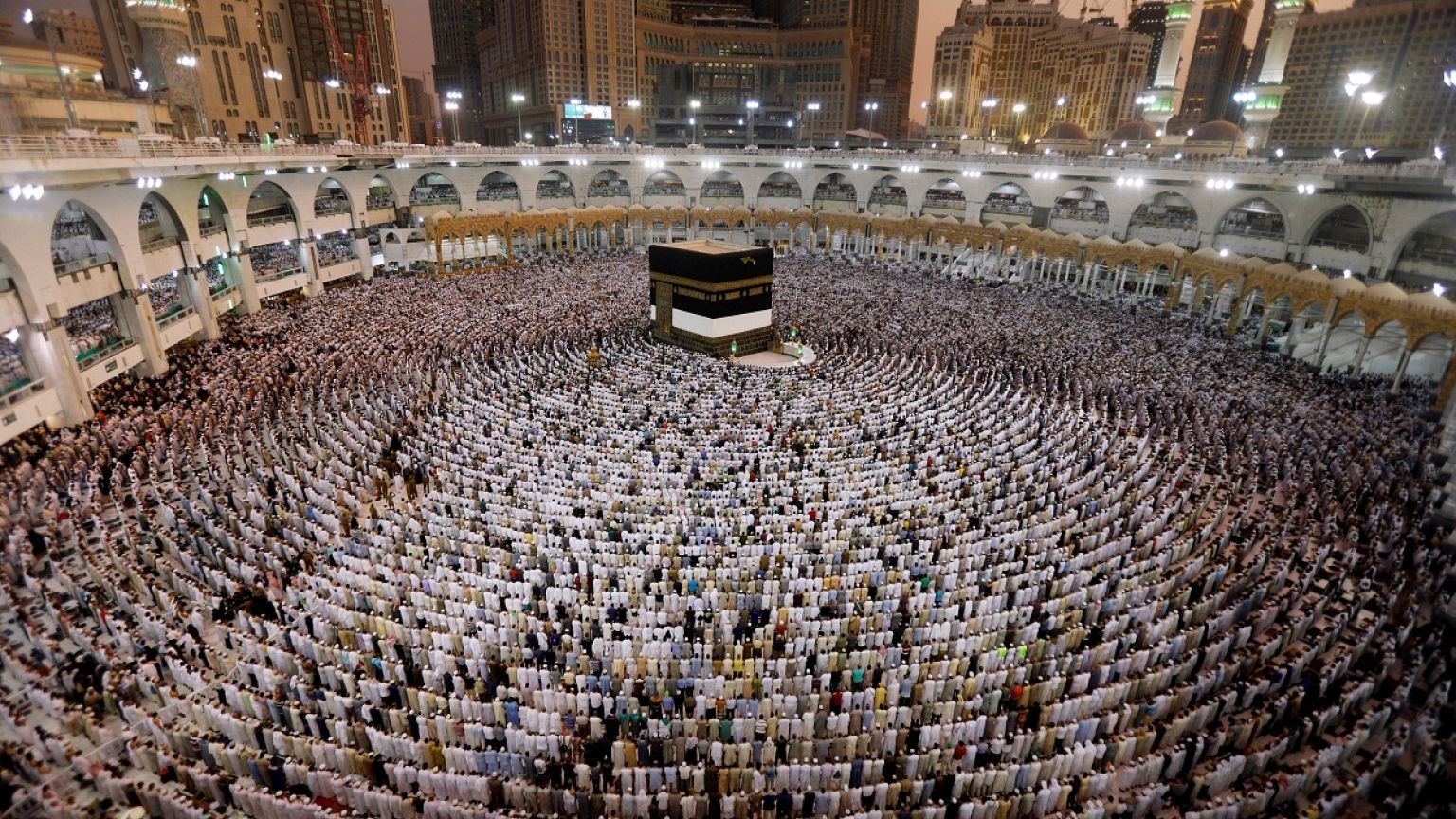 الحجاج يتوافدون إلى مشعر مزدلفة للمبيت فيه