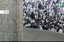 Los musulmanes lapidan al diablo en su viaje a La Meca