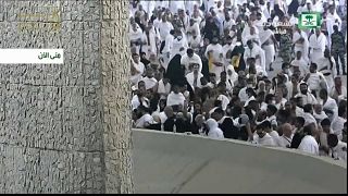 Los musulmanes lapidan al diablo en su viaje a La Meca