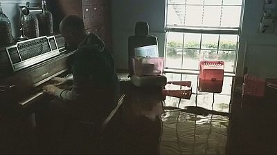 Pastor plays piano in Texas floodwaters
