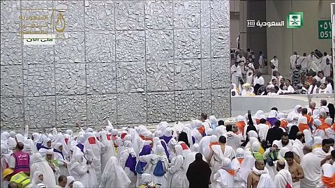 Thousands of Muslims carry out 'stoning of the devil' ritual