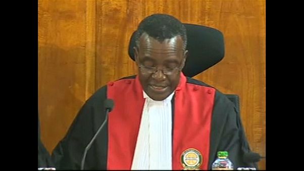 Kenyatta aceita decisão de anular eleições Kenyatta aceita decisão de anular eleições