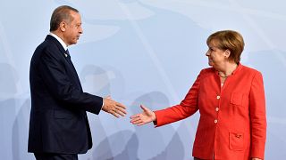 Merkel kritisiert die Türkei nach Festnahme von 2 Deutschen