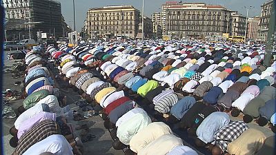 Мусульманская молитва на неаполитанской площади