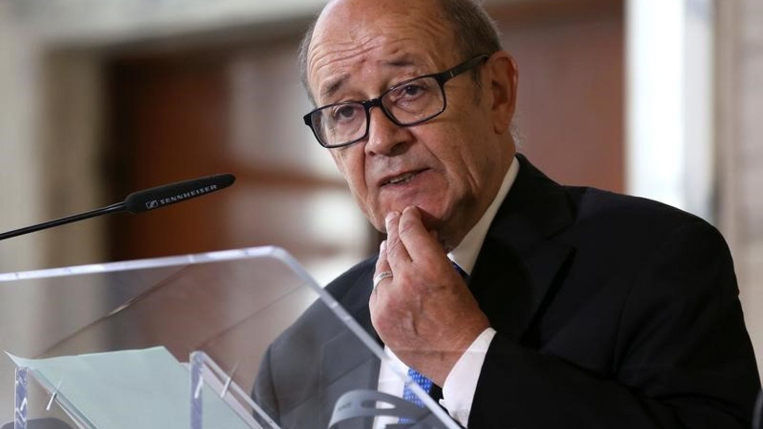 لو دريان: "يجب فرض مرحلة انتقالية على السوريين من دون الأسد"